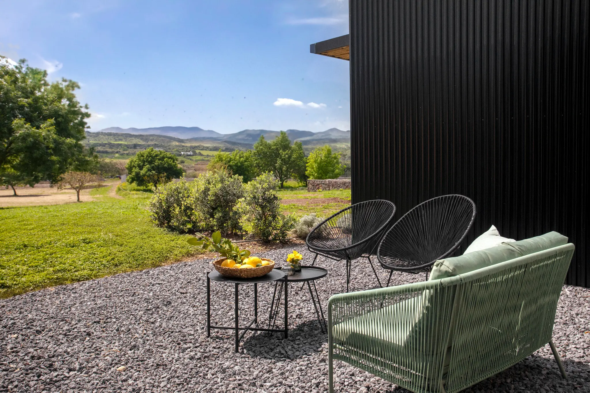 Spazio esterno immerso nella campagna siciliana