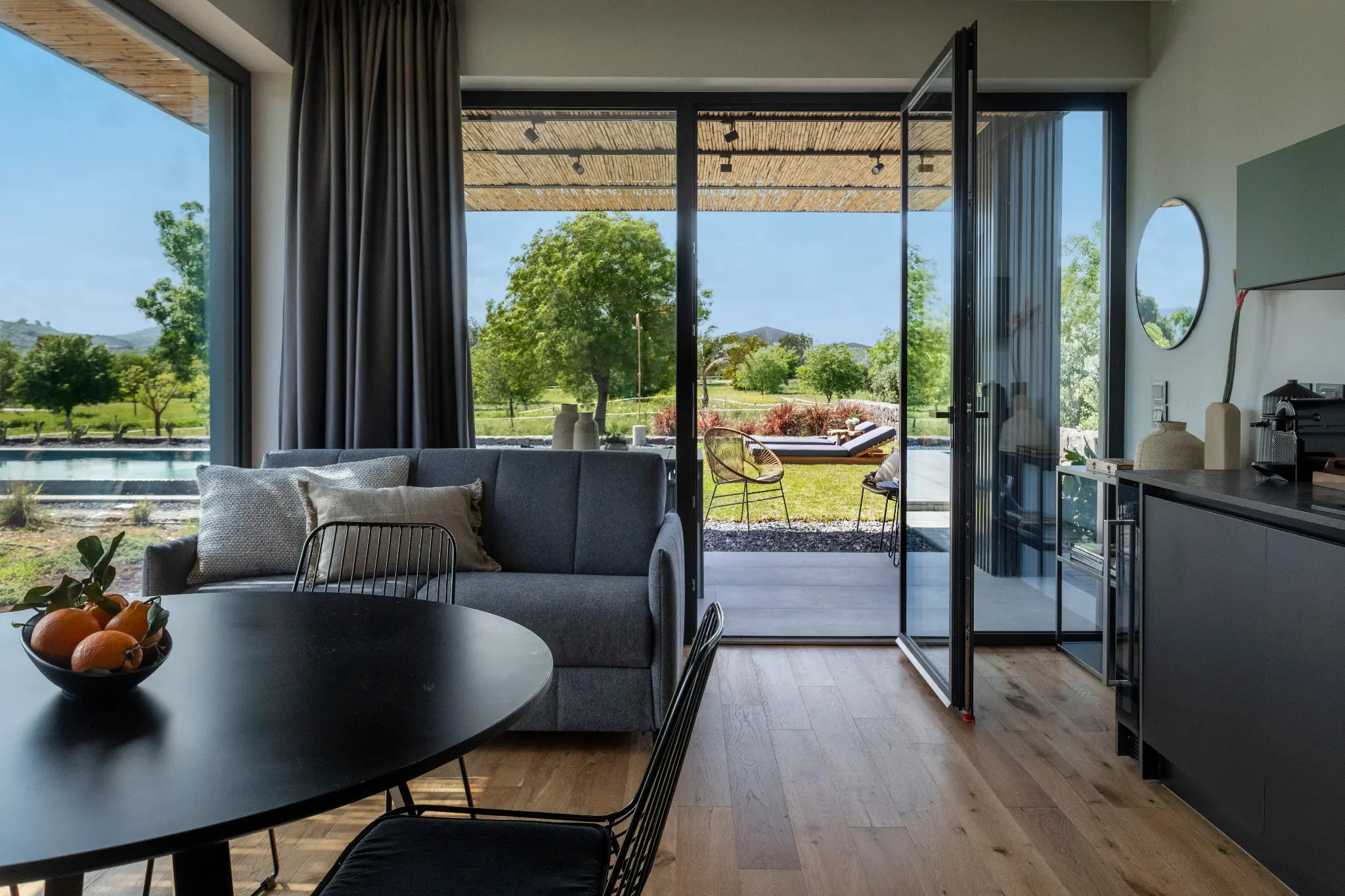 Interno di un lodge con vista sulla natura